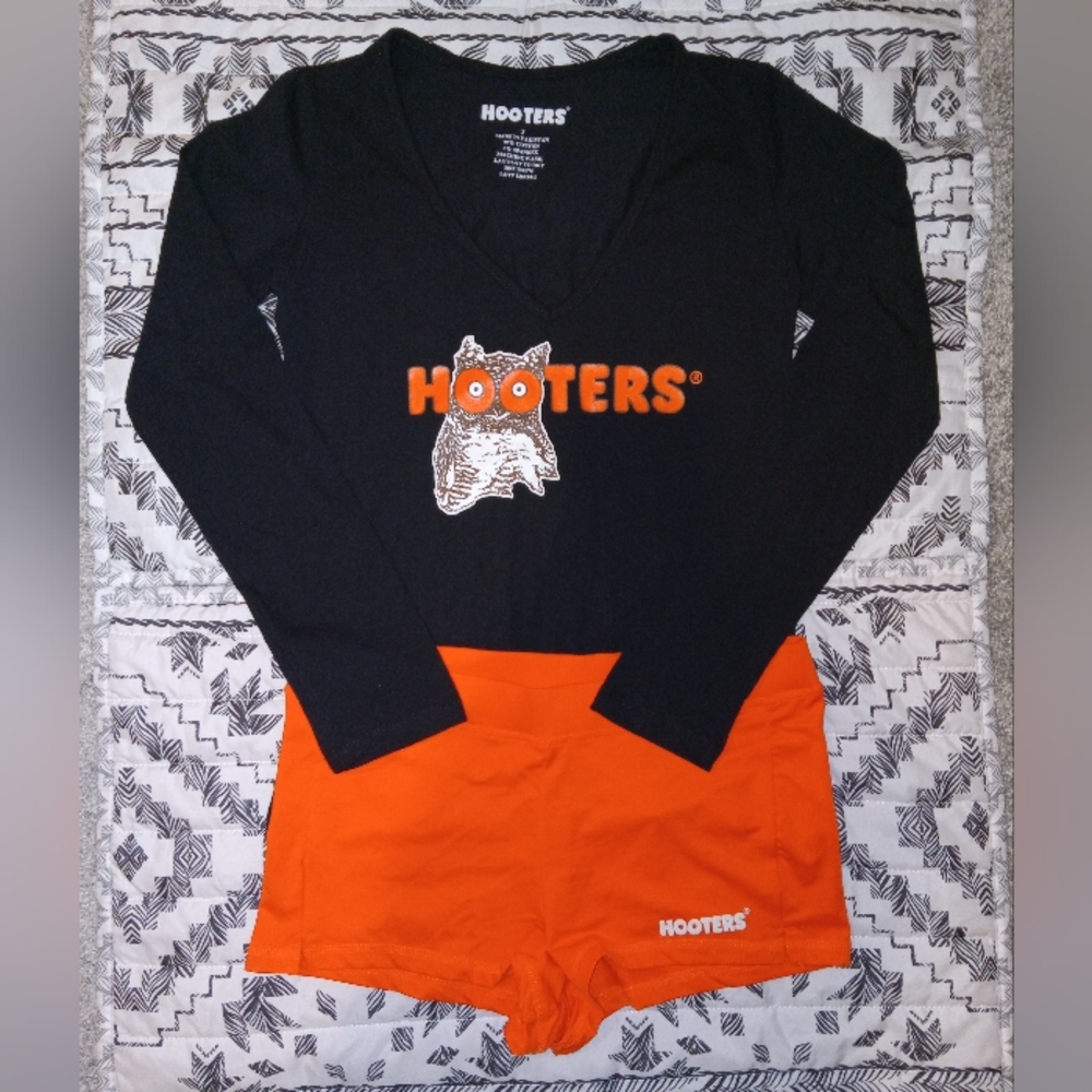 Hooters girl v-neck longsleeve set S/M!!